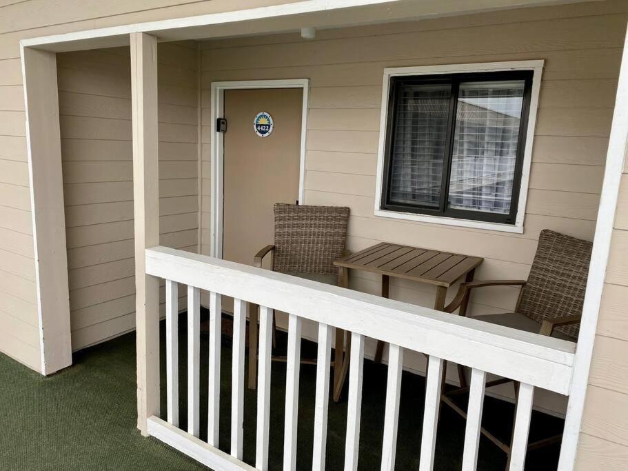 Apartment Seaside Sanctuary - Private Access, 3 Pools *